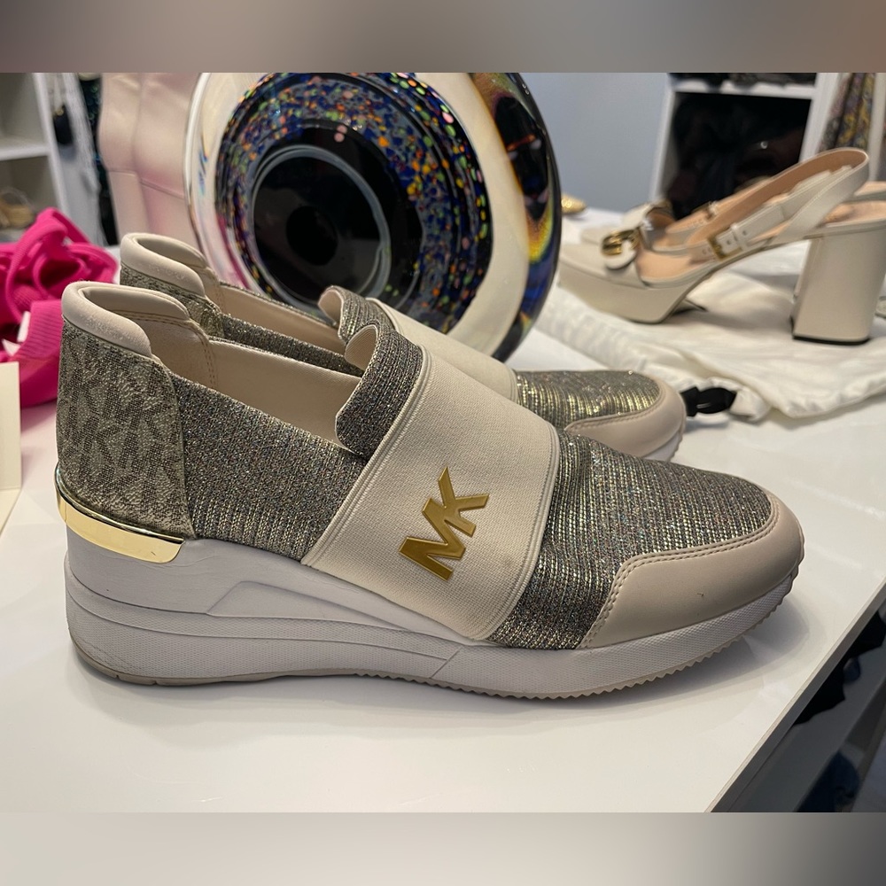 Fashion sneakers with multicolored metallic detail and gold accents size 10 EUC
